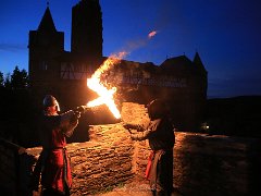 Brennende Schwerter - © kalbacho-foto  Akteure auf den Fotos sind Stephan Zell & Quentin Büsselberg von der Rheingauer Knappenschule. Als Highlight jedes Mittelalterfestes bieten wir echten Schwertkampf mit brennenden Schwertern aus Metall. Der actionreiche Kampf wird realistisch ausgeführt mit hörbarem “Schwerterklirren”. Dazu brennende Schilde, Fackeln mit Drachenfeuer für das Duell mit Feuerfontänen und eine eiserne Feuerkugel an einer Kette. Das Ganze verpackt in eine Geschichte mystische Atmosphäre mit Fackeln, Flammschalen, Rauch, pyrotechnische Effekte und epischer Musik. Kontakt/Buchung: www.feuerschwertshow.de
