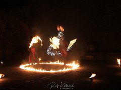Brennende Schwerter - © kalbacho-foto  Akteure auf den Fotos sind Stephan Zell & Quentin Büsselberg von der Rheingauer Knappenschule. Als Highlight jedes Mittelalterfestes bieten wir echten Schwertkampf mit brennenden Schwertern aus Metall. Der actionreiche Kampf wird realistisch ausgeführt mit hörbarem “Schwerterklirren”. Dazu brennende Schilde, Fackeln mit Drachenfeuer für das Duell mit Feuerfontänen und eine eiserne Feuerkugel an einer Kette. Das Ganze verpackt in eine Geschichte mystische Atmosphäre mit Fackeln, Flammschalen, Rauch, pyrotechnische Effekte und epischer Musik. Kontakt/Buchung: www.feuerschwertshow.de