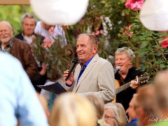 Lorcher Künstler:innen schaffen Plätze © kalbacho-foto  Open Air Benefiz mit Live Musik. Lorcher Künstler:innen schaffen Plätze! Fernsehjournalist Holger Weinert versteigert Künstler-Stühle