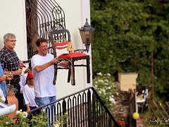 Lorcher Künstler:innen schaffen Plätze © kalbacho-foto  Open Air Benefiz mit Live Musik. Lorcher Künstler:innen schaffen Plätze! Fernsehjournalist Holger Weinert versteigert Künstler-Stühle