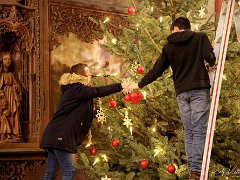 Unter Mithilfe wird die Pfarrkirche St. Martin Lorch weihnachtlich geschmückt von den Messdienerinnen & Messdiener